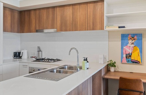Coopers Plains Apartment | Workspace | Walk to Train & Shops | Free Carpark