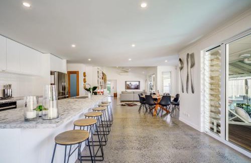Wurtulla House | Wurtulla Beachside Family Haven, Steps to the Sea & Pool