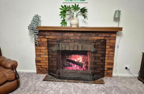 Yarrawonga Apartment | Yarrawonga Holiday House with Open Fireplace