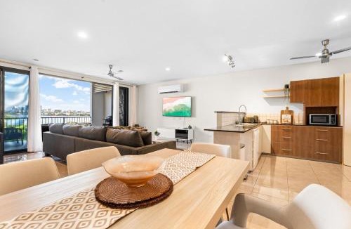 Bayview Apartment | Zen Bayline - pool - bay view - balcony