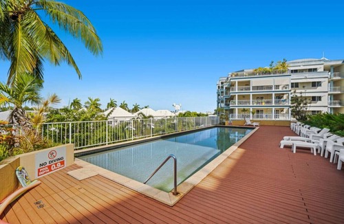Cullen Bay Apartment | Zen Marina Studio: bayview - shared pool - central