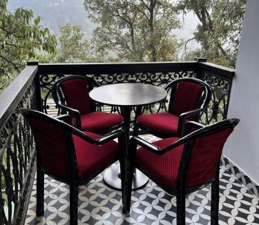 Mallital Apartment | Zephyr 2BHK Lakeview Near Mall Road & Naini Lake