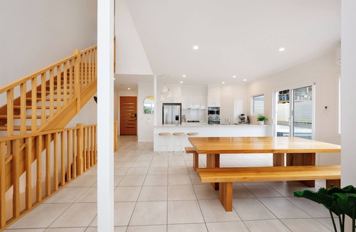 Woolgoolga House | Ziggy’s Beach House- Ocean Views, Sauna, Jacuzzi, Pet-friendly!