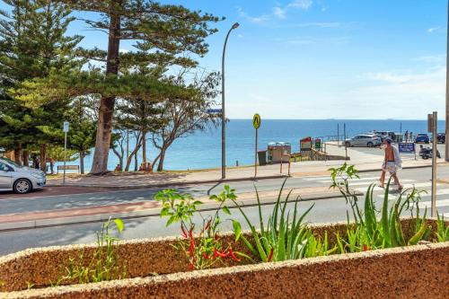 10 Cottesloe - steps from beach - sleeps 3-WIFI