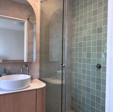 1bd apt next to metro, close to MCG - private parking