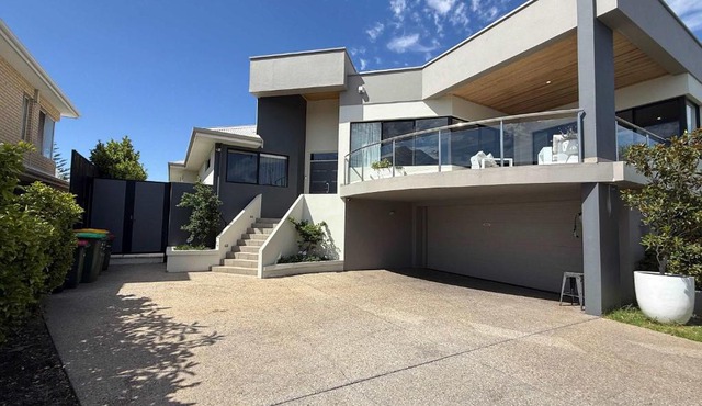 23 Coastline 3-Level Luxe Home Theatre &Pool House