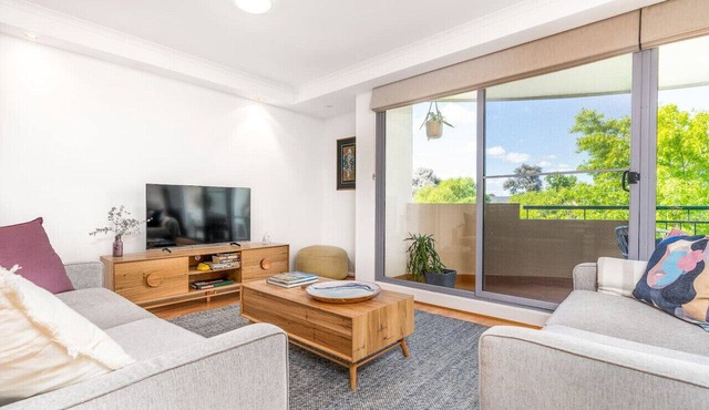 2BR/2BA Apt w/Dedicated Workspace & Free parking!