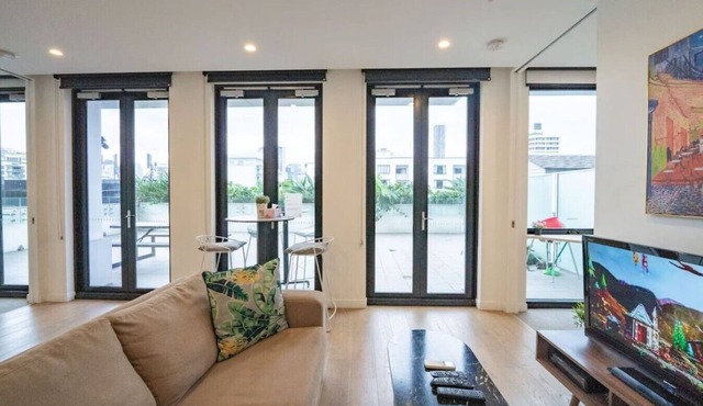 2BR Brisbane Stay w/Huge Balcony & Pool M25