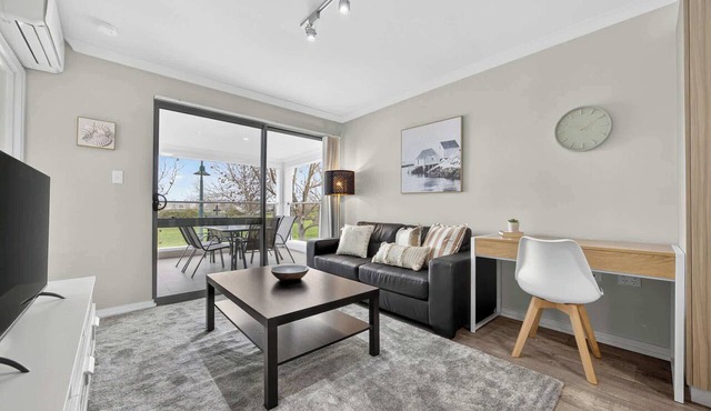 2BR Rockingham Apartment with Balcony & Parking