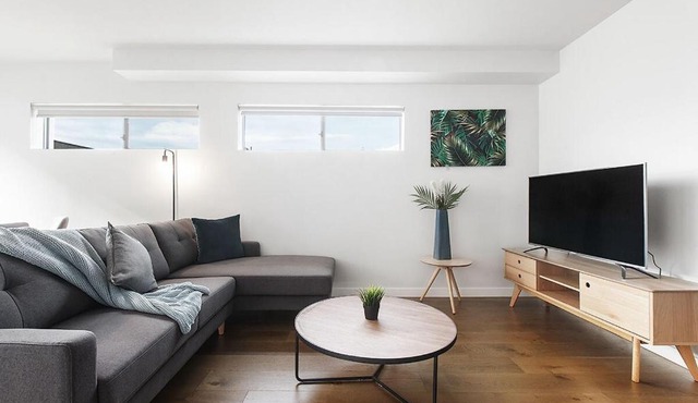 2BR Split Level with FREE Parking Near Puckle St