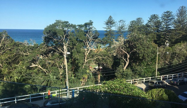 3 bedroom Bronte beach house with garden, directly opposite Bronte Park & beach