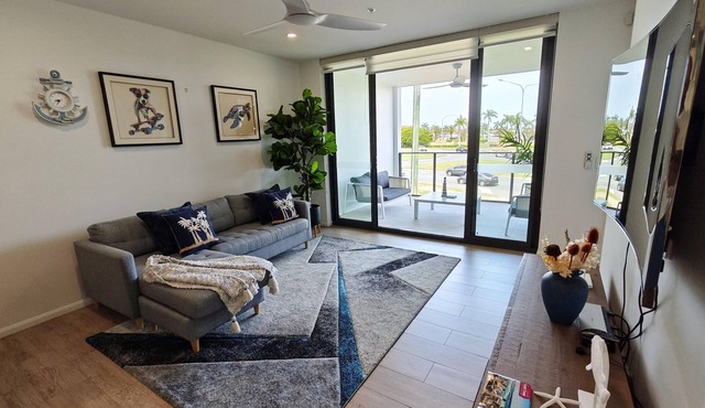 3BR, 2BA Spacious Apartment with Parking. Common Pool & BBQ areas in Gold Coast