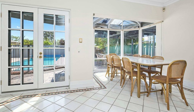 6BR Lower Mitcham home, pool, cinema, near CBD