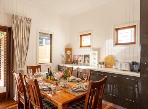 6KM to CBD Convenient 5BR Queenslander Coorparoo