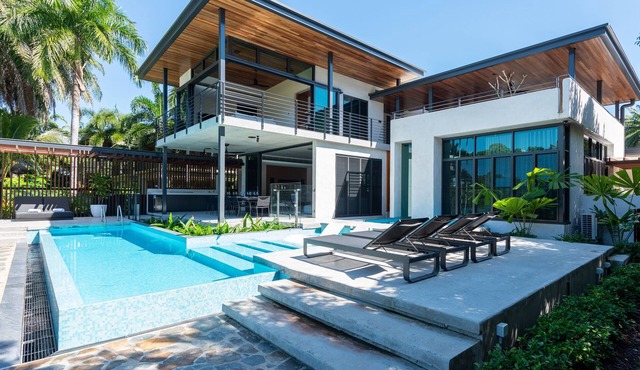 8 Beachfront Mirage - 6 Bedroom Luxury Home in Exclusive Position