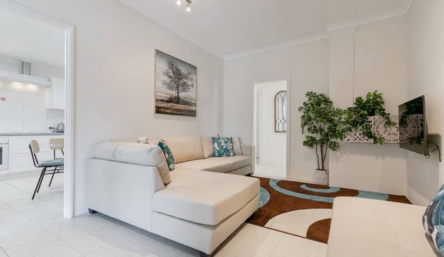 A9 - Elegant 3 bed apt in the heart of Connolly!