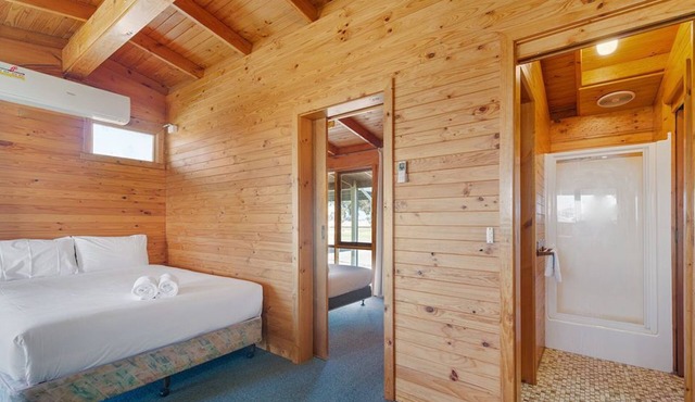 Aaroona Resort private cabins close to the shores of Lake Mulwala