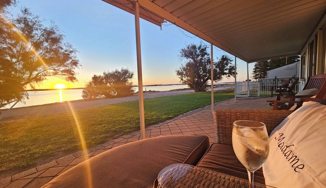Absolute Beachfront Escape. Sleeps 11. Ocean views + Outdoor Bath. Pet Friendly