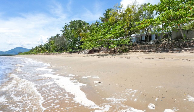 ABSOLUTE BEACHFRONT RIGHT AT YOUR DOORSTEP! Beach house on Cinderella