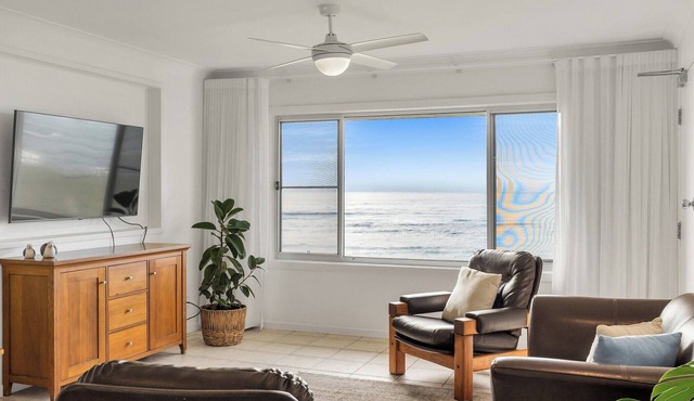 Absolute Beachfront Apartment 1T