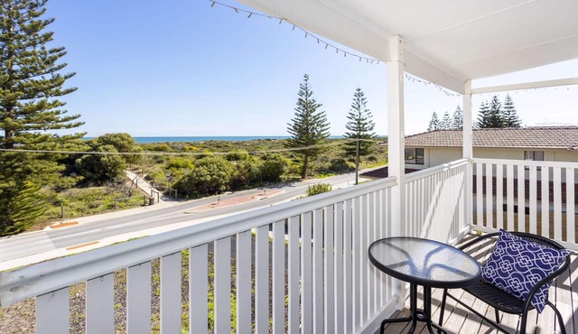 Absolute beachfront! Newly renovated Hamptons style. PET FRIENDLY & free WIFI!