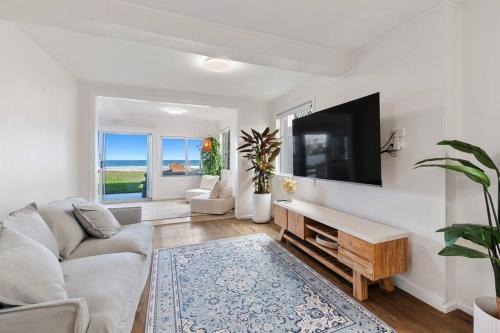 Absolute Beachfront Sleeps 10 Secure Carparks