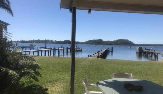 ABSOLUTE WATERFRONT 4 BEDROOM HOUSE SLEEPS 10.