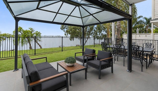 Absolute waterfront modern 4 bedroom property in Woodlands area of Yarrawonga