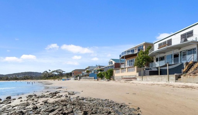 Absolute Waterfront Only 15 minutes From Hobart