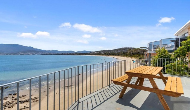 Absolute Waterfront Only 15 minutes From Hobart