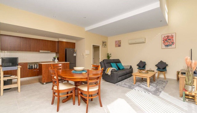 Absolutely spacious APT unit between ANU and City