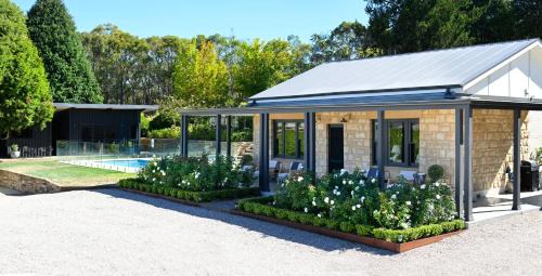 Adelaide Hills luxe-cottage with spectacular vineyard views