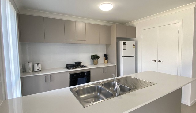Adorable Modern 4 Br House WiFi & Parking Edmondson Park