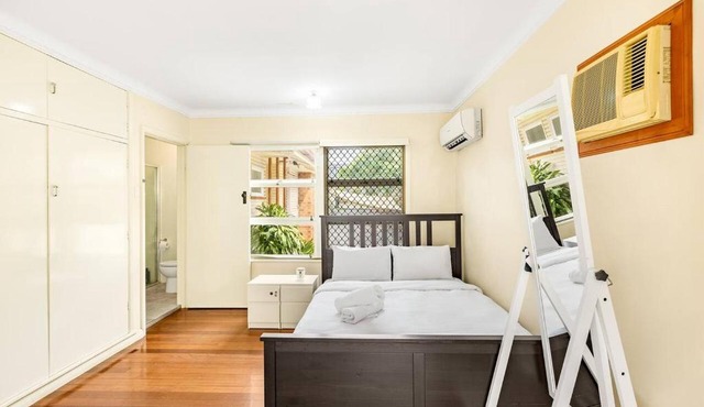 Affordable Studio Steps from UQ Shops and Transit