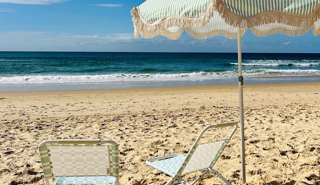 Alex studio beachside. Surf, dining, shops & views