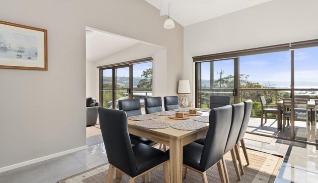 Amaroo - Coastal Stay with Ocean Views