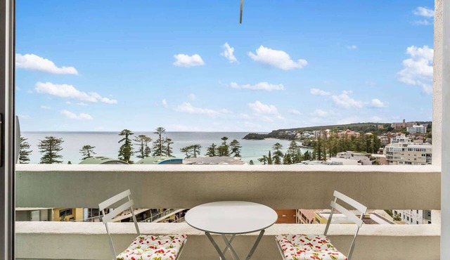 Apartment with Pool Access, a minute to the Beach