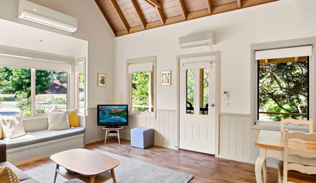 AUTUMN ABODE COTTAGES - TWO: Bright