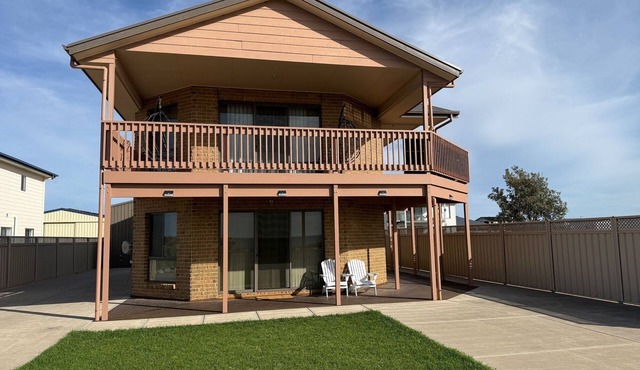 B & B on Yorkes- 2 storey holiday home. Free Wifi, off peak special available