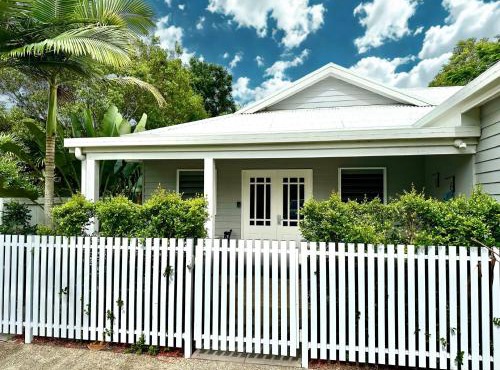 Bamboo Villa - Edge Hill Cairns Luxury Pet Friendly Sleeps 3