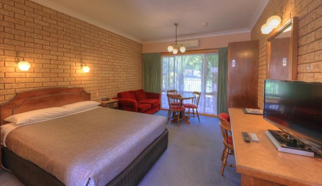 Barrass's John Bright Motor Inn