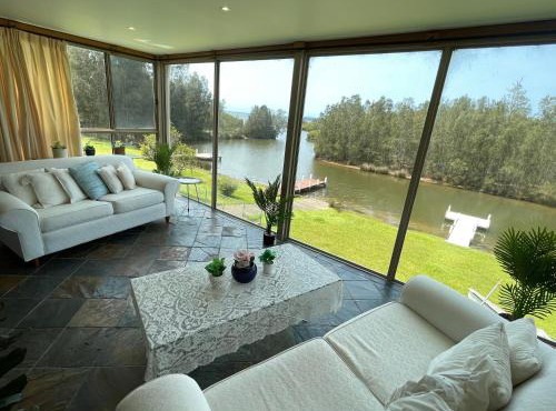 BasinWaterStays Waterfront Jetty - SHARE Home - Brm2 QueenBed room - Shared Bathroom - see Profile & Photos