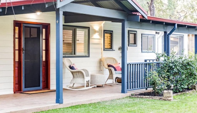 Bay Cottage - Seaside Serenity Close to Town
