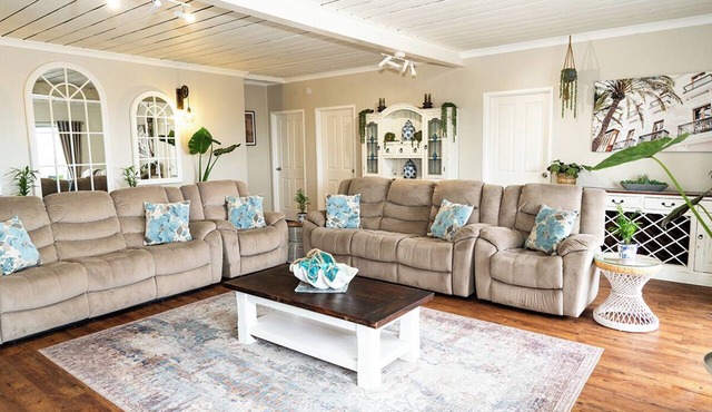 Beachfront apartment with pool & ocean views, 4 mins walk to Beach. Sleeps 7