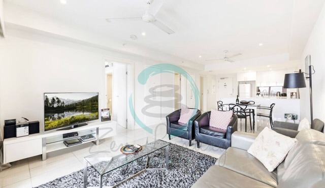Beachfront Haven: Sea View ~ Pool ~ Outdoor Dining