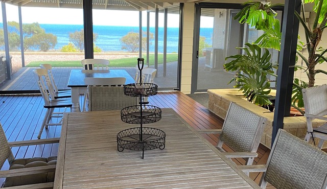 Beachfront Tickera Roundhouse - sea views inside and out - peaceful family home
