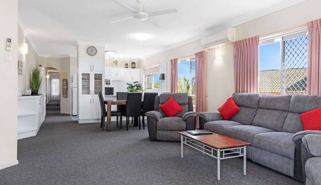 Beachside 2-Bed Apt in Hervey Bay with Parking