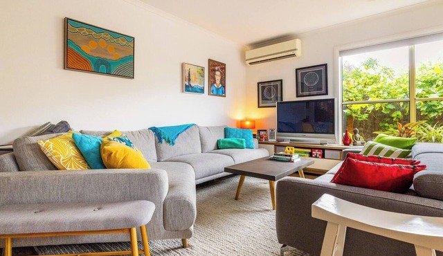 Beautiful quiet home, Geelong West cafes – for families, LGBT guests, pets