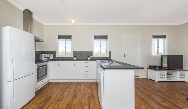 Beautifully presented 3 x 1 in Quiet location