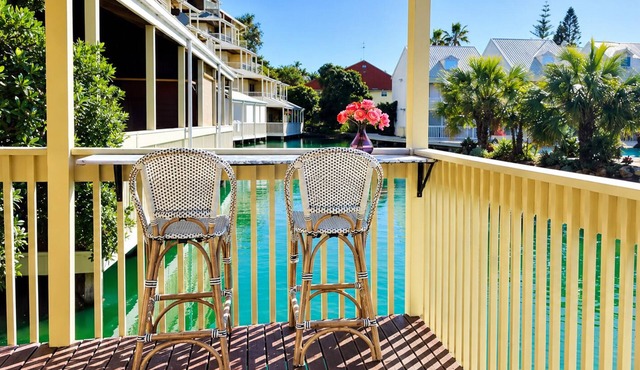 Beyond expectation — a peaceful lakeside haven blending rainforest vibes, coastal charm, and modern comfort. Enjoy coffee on the terrace, a swim in the private pool, or a stroll to Silver Sands Beach, all within a secure and central location.